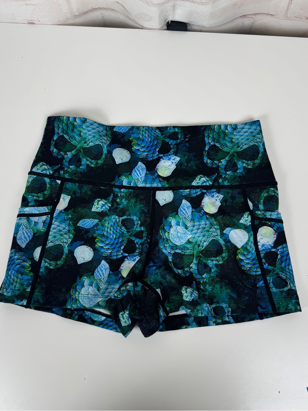 Great looking booty shorts
Size medium
See pics for measurements 
Ask anything